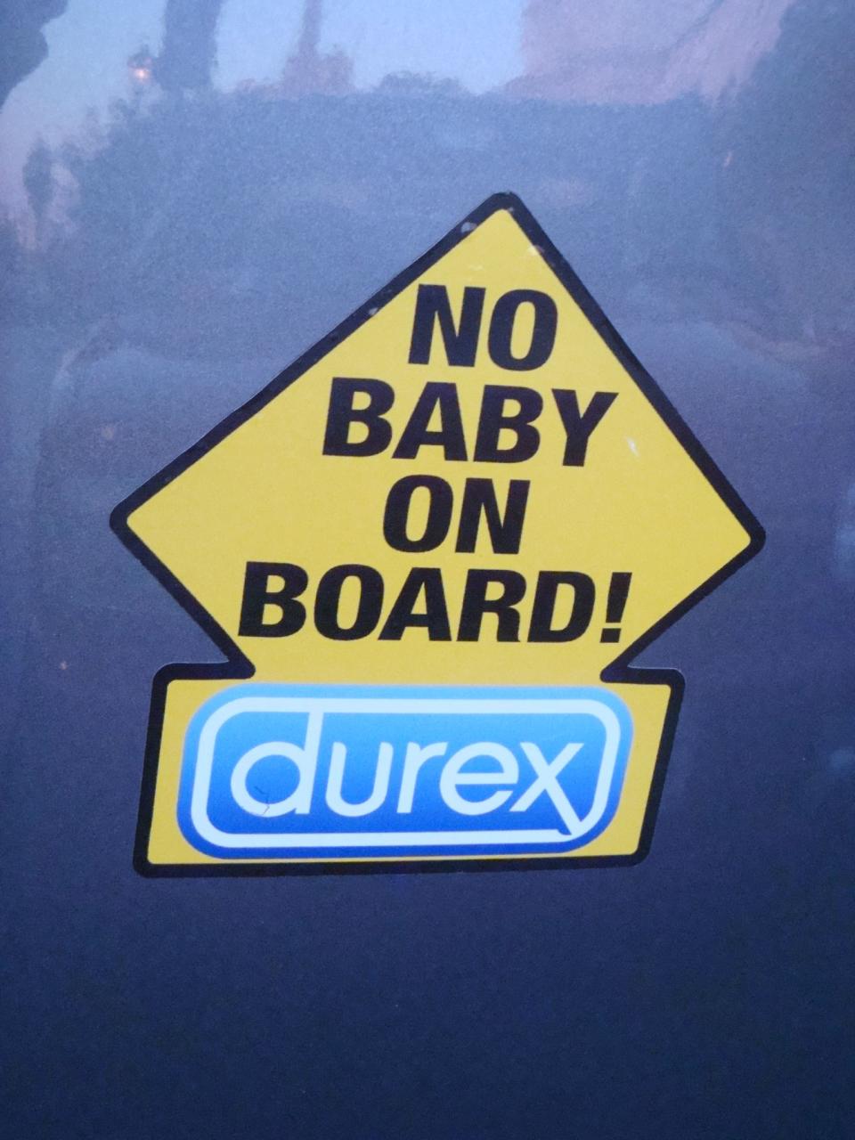 <p>Eine weitere Parodie auf den verhassten „Baby an Bord“-Sticker – diesmal von einer Kondommarke! Hier ist auf jeden Fall kein Baby mit seinen Eltern unterwegs, dafür hat der Fahrer gesorgt. (Bild: Imgur/ abyssalheaven) </p>