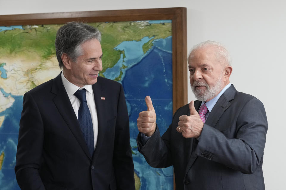 El presidente brasileño Luiz Inacio Lula da Silva, derecha, hace el gesto de pulgares arriba en conversación con el secretario de Estado estadounidense Antony Blinken en el palacio presidencial de Planalto, Brasilia, miércoles 21 de febrero de 2024. (AP Foto/Eraldo Peres)