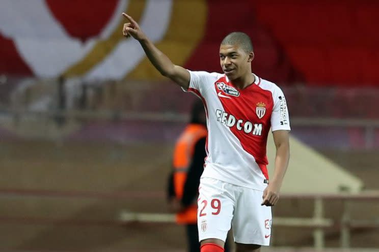 <p>“Le Parisien” berichtet, dass Monaco und Kylian Mbappe sich dazu entschlossen, die erfolgreiche Zusammenarbeit fortzusetzen und daher allen Interessenten einen Korb zu geben. Immer wieder gab es Spekulationen über einen Wechsel zu Real Madrid. Laut “Radio Monte Carlo” seien die Königlichen bereit, 135 Millionen Euro für den Angreifer auf den Tisch zu legen. Aus einem Transfer im Sommer 2017 wird vorerst wohlnichts. (Bild: AP) (Bild: AP)</p>