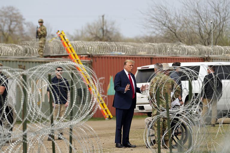 El expresidente Donald Trump habla a su llegada a la frontera entre Estados Unidos y México, el jueves 29 de febrero de 2024, en Eagle Pass, Texas. (AP/Eric Gay)