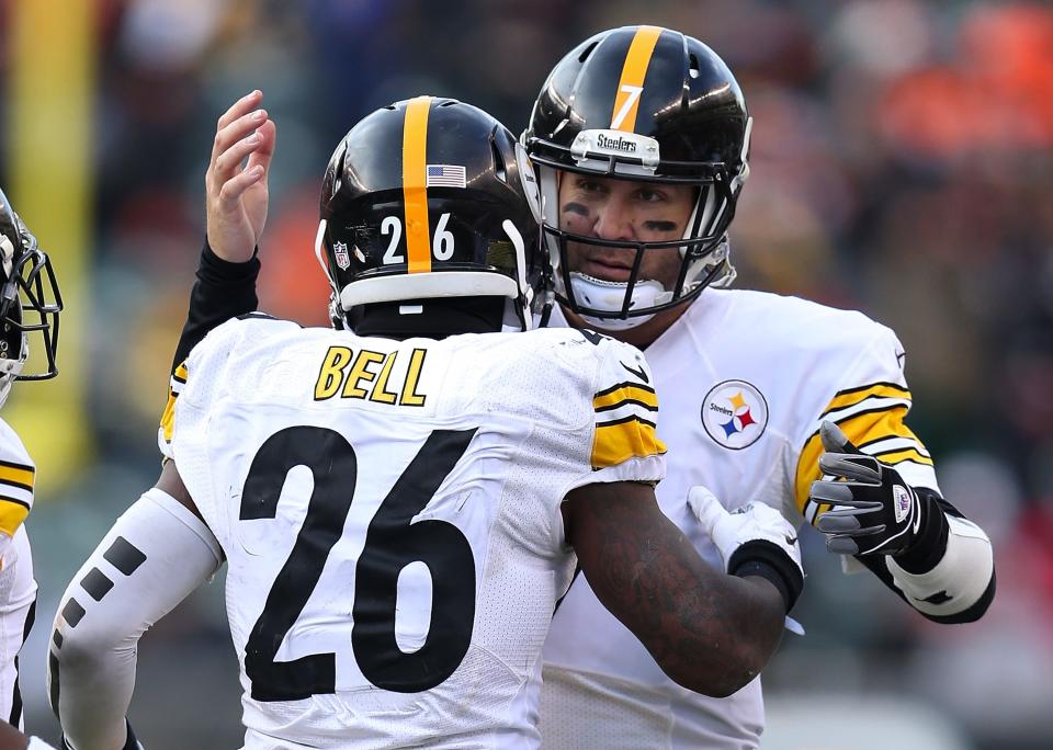 CINCINNATI, OH - DECEMBER 7:  Ben Roethlisberger #7 of the Pittsburgh Steelers congratulates Le'Veon Bell #26 of the Pittsburgh Steelers after scoring a touchdown during the fourth quarter of the game against the Cincinnati Bengals at Paul Brown Stadium on December 7, 2014 in Cincinnati, Ohio. Pittsburgh defeated Cincinnati 42-21. (Photo by Andy Lyons/Getty Images)