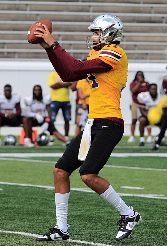 Bethune-Cookman QB Dominiq Ponder takes a snap during the Wildcats' spring game.