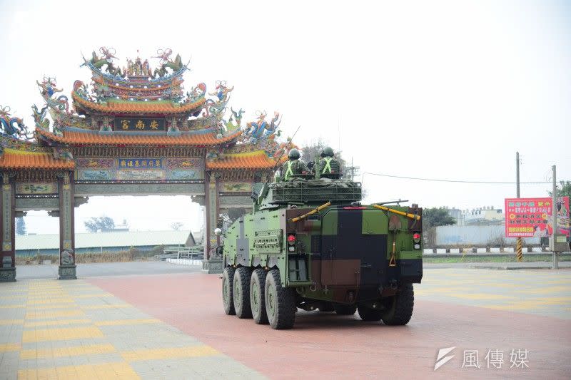 <cite>為求接近實際情況，守備方在宮廟空地、公墓旁停車場等空曠地帶進行防禦。（張曜麟攝）</cite>