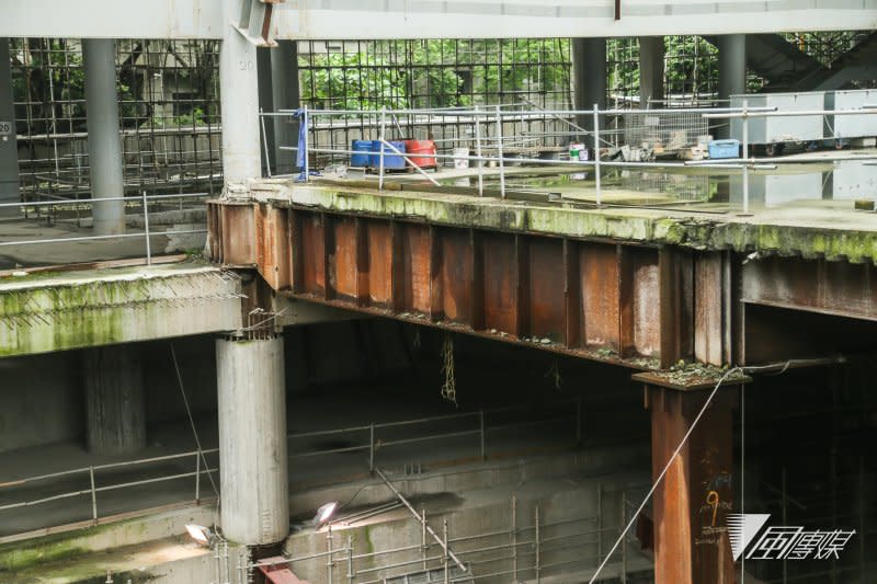 20160428-大巨蛋工地因市議員考察首次開放.水泥長青苔.鋼鐵生鏽（陳明仁攝）