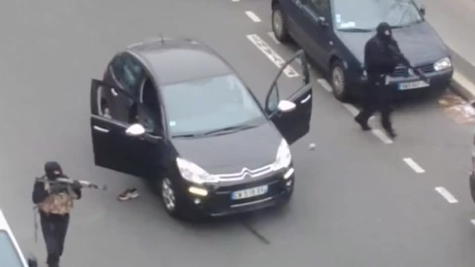 Maskierte Attentäter haben am Mittwoch in Paris die Redaktion der Satirezeitschrift Charlie Hebdo gestürmt. (Bild: Screenshot)