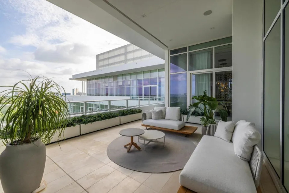 The penthouse comes with a 4,000-square-foot terrace. IglesiasPhotography.com / @iglp11