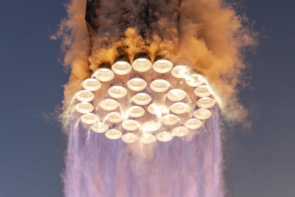 The 33 Raptor engines of SpaceX’s Starship rocket during a test launch on 18 November, 2023 (SpaceX)