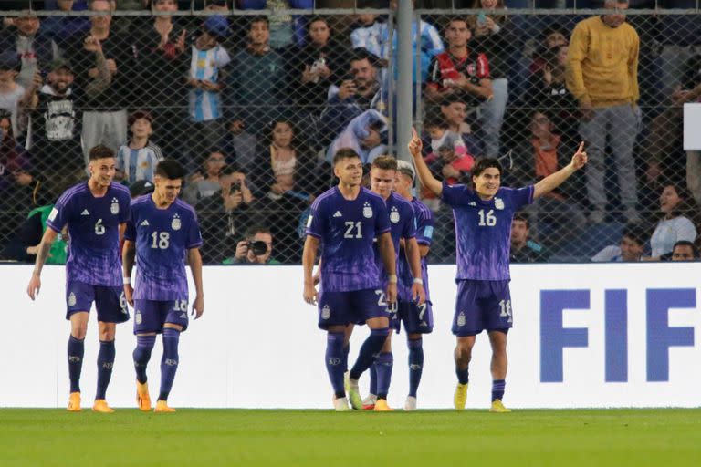 El festejo argentino tras la paliza a Nueva Zelanda en el Mundial Sub 20; muchos jugadores que no son titulares habituales tuvieron rendimientos sumamente destacados.