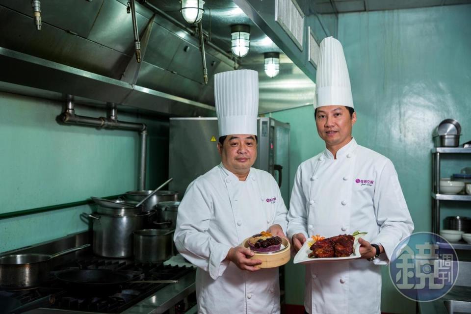 年菜由5星級飯店資歷的中餐主廚梁國德（右）和糕點主廚盧啟榮（左）研發。