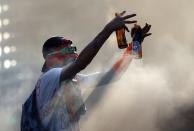 <p>Un manifestante reacciona mientras se forma un incendio en la calle durante una protesta en Caracas, Venezuela, 8 de abril de 2017. REUTERS / Carlos Garcia Rawlins</p>