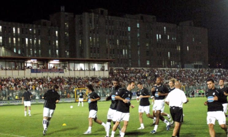 Das Stadion Ezio Scida – und im Hintergrund das Krankenhaus “Ospedale San Giovanni di Dio” (Foto: Getty Images)