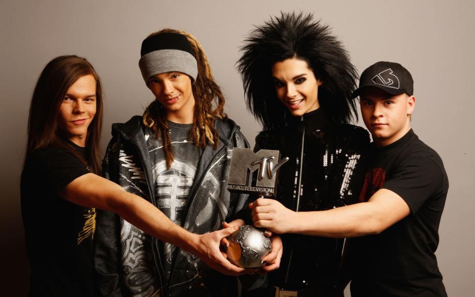 <p>Tokio Hotel mit ihrem MTV Video Music Award 2008 - eine von vielen Auszeichnungen, die in der Vitrine der Magdeburger landeten. Die Fans lagen Georg Listing, Tom Kaulitz, seinem Bruder Bill und Gustav Schäfer (von links) Mitte der 2000-er zu Füßen, nicht nur in Deutschland. Auch in den USA und Südamerika wurden Tokio Hotel zu echten Superstars. (Bild: Getty Images/MJ Kim/MTV)</p> 