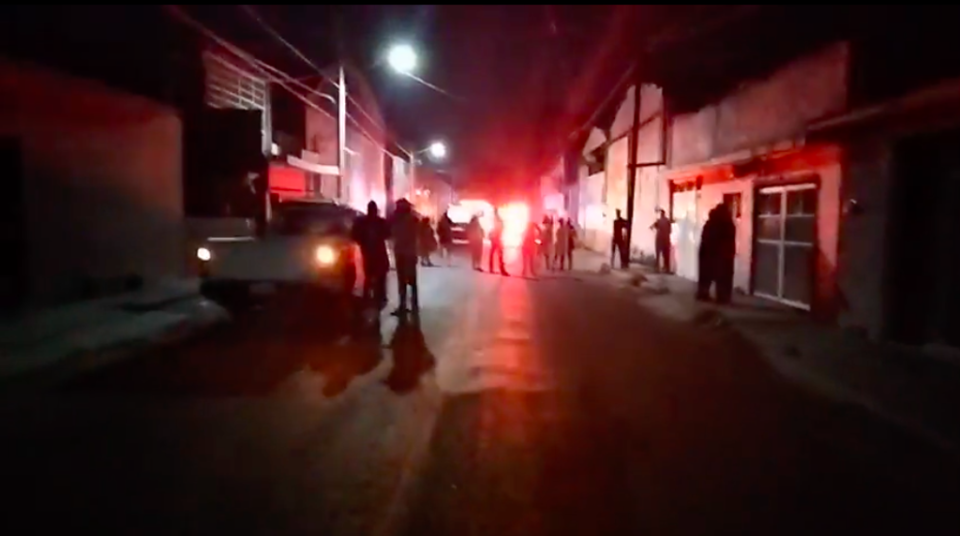 La escena afuera del hotel en Celaya que fue atacado por 15 hombres armados el lunes en la noche (El Sol del Bajío/Facebook)