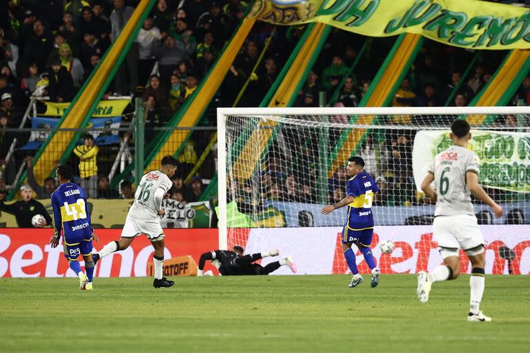 Aaron Molinas, el exBoca, anotó un buen gol desde media distancia para el 2-1 parcial de  Defensa y Justicia 