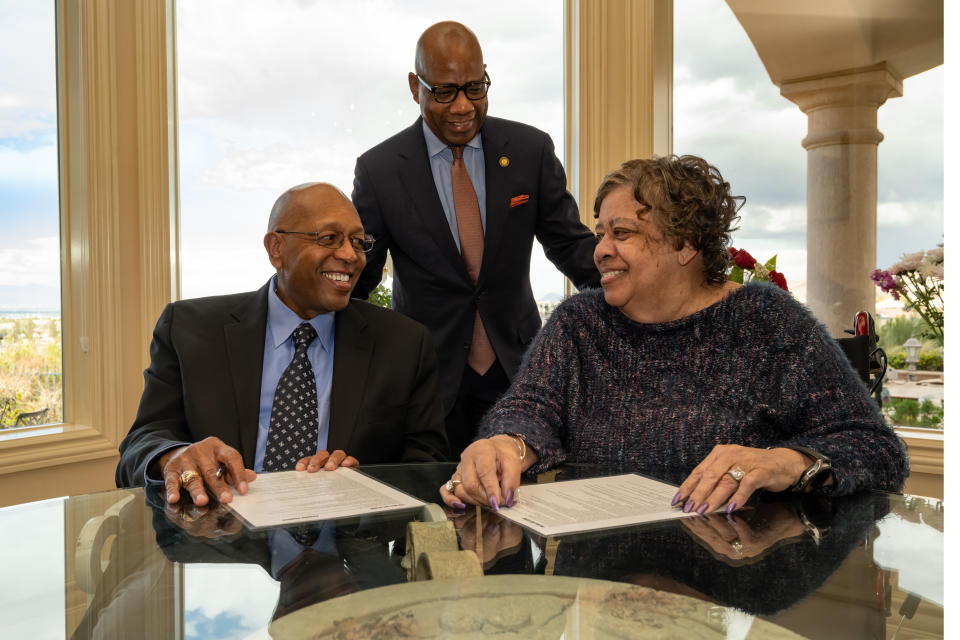 Calvin E. Tyler y su esposa Tina al formalizar su donación de 20 millones de dólares en becas para la Morgan State University. (Flickr/Morgan State University)