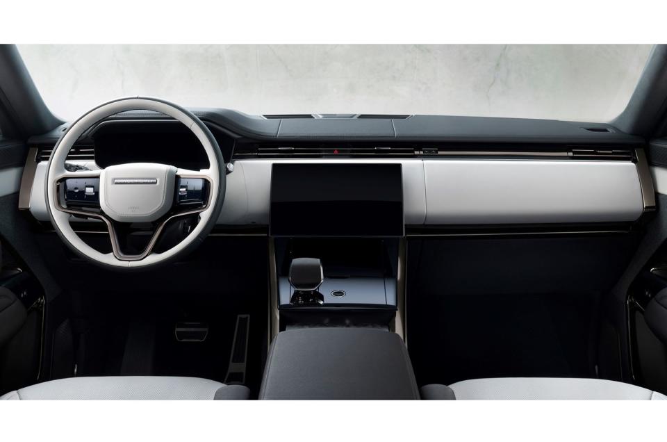 Range Rover與Range Rover Sport新年式車內延續簡約設計，實體操作按鍵無縫整合至中央懸浮式曲面觸控螢幕，實現更為簡約時尚的車艙氛圍。