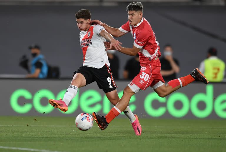 Encara Álvarez, una de las figuras de River y del torneo; el delantero sufrió al comienzo una molestia en la rodilla izquierda y cerca del final de la primera etapa le cometieron un foul muy duro