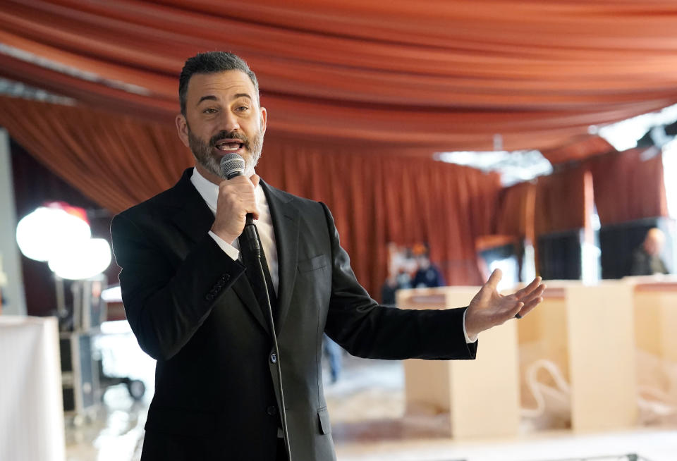 Jimmy Kimmel, en maestro de ceremonias de la 95a entrega de los Premis de la Academia habla con medios durante la colocación de la alfombra roja el 8 de marzo de 2023, fuera del Teatro Dolby en Los Angeles. (Foto AP/Chris Pizzello)