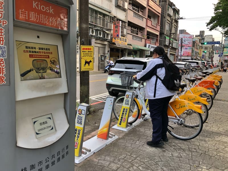 桃園YouBike傷害險近3成未投保 台北市、新北市與桃園市政府交通局宣布，7月1日起 須投保公共自行車傷害險才能租借YouBike2.0E；桃 園投保率為72.5%，市府交通局持續加強宣導，近期 也針對尚未投保民眾另外寄發簡訊通知。 中央社記者吳睿騏桃園攝  113年6月17日 