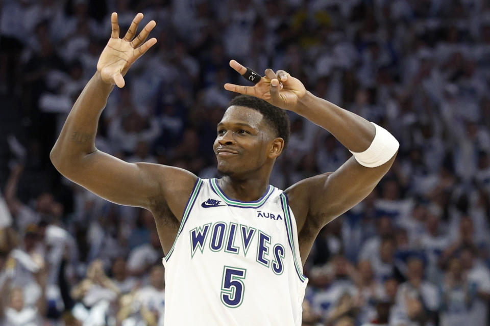 MINNEAPOLIS, MINNESOTA - 16 DE MAIO: Anthony Edwards nº 5 do Minnesota Timberwolves comemora contra o Denver Nuggets durante o quarto período do jogo 6 dos playoffs da segunda rodada da Conferência Oeste no Target Center em 16 de maio de 2024 em Minneapolis, Minnesota.  NOTA AO USUÁRIO: O usuário reconhece e concorda expressamente que, ao baixar ou usar esta imagem, o usuário concorda com os termos e condições do Contrato de Licença da Getty Images.  (Foto de David Berding/Getty Images)