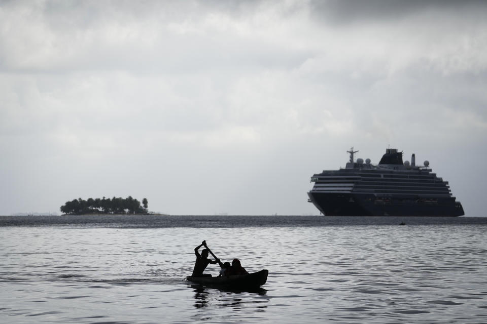 Un hombre rema cerca de la isla Gardí Sugdub, donde flota un crucero en medio del archipiélago de San Blas frente a la costa caribeña de Panamá, el domingo 26 de mayo de 2024. Debido al aumento del nivel del mar, unas 300 familias indígenas Guna se trasladarán a nuevas casas construidas por el gobierno en tierra firme. (Foto AP/Matías Delacroix)