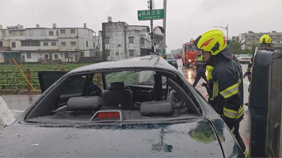 天雨路滑＋恐怖撞擊力！ 高速衝撞兩車全毀  搶救四傷者