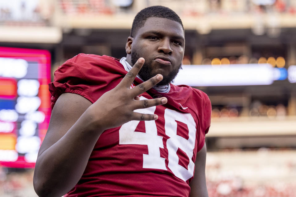 El liniero defensivo de Alabama, Phidarian Mathis (48), posa para una fotografía durante la segunda mitad de un partido de fútbol americano universitario de la NCAA contra Mercer, el sábado 11 de septiembre de 2021 en Tuscaloosa, Ala. (Foto AP/Vasha Hunt)