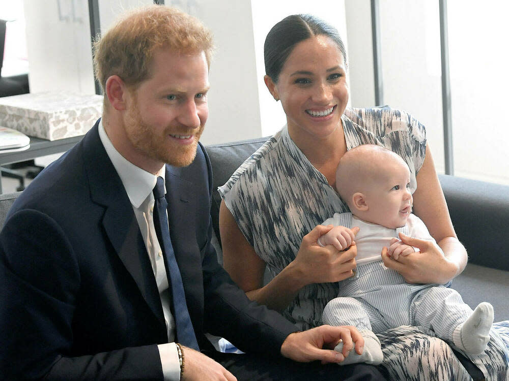 Prinz Harry und Herzogin Meghan mit Söhnchen Archie 2019 (Bild: imago images/Starface)