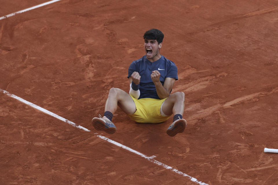 El tenista español Carlos Alcaraz celebra su victoria en la final de Roland Garros frente al alemán Alexander Zverev, en París, el 9 de junio de 2024. (AP Foto/Aurelien Morissard)