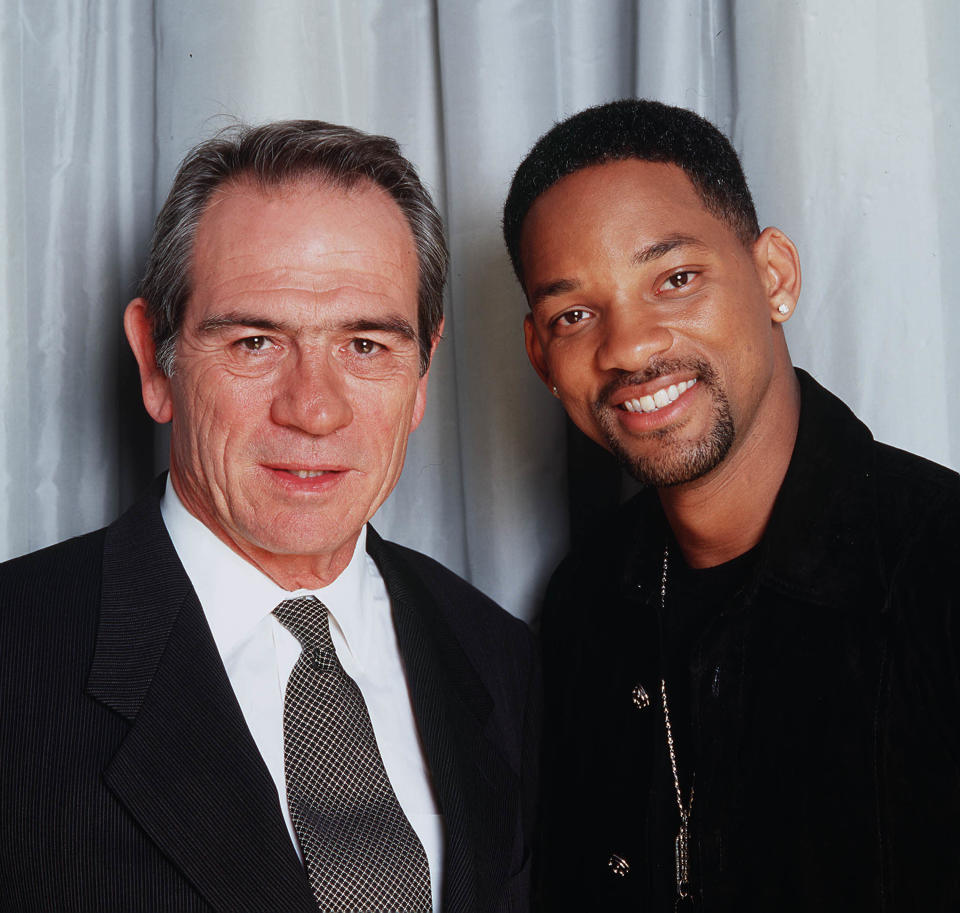 LONDON - JULY 17: American actors Tommy Lee Jones (L) and Will Smith (R) promote their film "Men in Black 2" at Claridges Hotel on July 17, 2002 in London. (Photo by Dave Hogan/Getty Images)