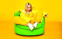 Noch lange nicht volljährig, aber schon auf großer Reise: Mit ihrer EP "Don't Smile At Me" ging Billie Eilish 2017 direkt auf Welttournee, unter anderem gab es Auftritte in den USA, Europa und Ozeanien. Im Bild: Billie Eilish im Jahr 2017, damals noch ohne die charakteristischen schwarz-grünen Haare. (Bild: Universal Music)