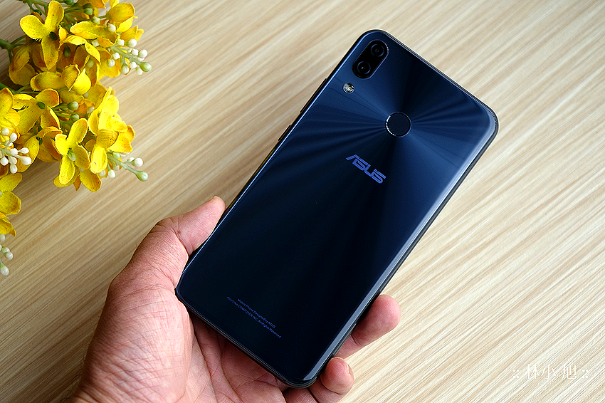 ASUS 華碩 ZenFone 5 開箱！體驗多項 AI 功能的超高佔比 6.2 吋 19:9 全螢幕智慧型手機，讓你輕鬆按輕鬆拍。越拍越懂你