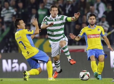 Arouca's Artur Moreira (L) fights for the ball with Sporting's Adrien Silva during their Portuguese Premier League soccer match at Municipal stadium in Arouca, Portugal, November 8, 2015. REUTERS/Miguel Vidal