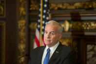 <p>Minnesota Gov. Mark Dayton pauses as he speaks about latest developments in the shooting of Australian Justine Damond, at the capitol Wednesday, July 19, 2017 in St. Paul, Minn. (Photo: Jerry Holt/Star Tribune via AP) </p>