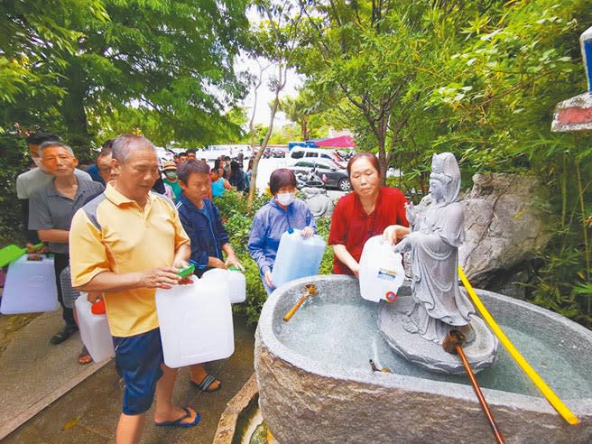 彰化縣社頭鄉清水岩寺的「甘露泉」是百年古泉，每年都吸引上百民眾到此取水，但今年因為新冠肺炎疫情嚴峻，廟方決定關閉水源，暫停提供民眾汲取午時水，避免大量排隊人潮造成群聚。（本報資料照片）