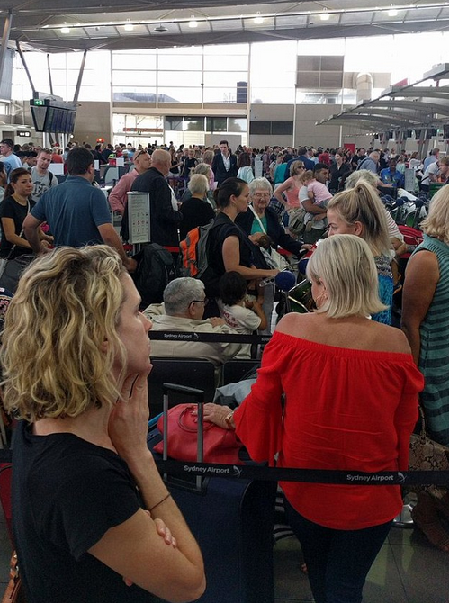 Virgin Australia passengers faced lengthy lines on Tuesday morning. Photo: Twitter @AureliePanko