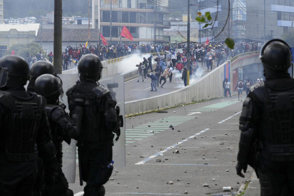 Manifestantes chocan con la policía durante una protesta contra el gobierno del presidente Guillermo Lasso en Quito, Ecuador, el martes 21 de junio de 2022. (AP Foto/Dolores Ochoa)