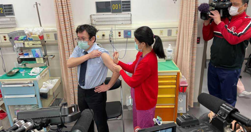 台灣首批牛津AZ疫苗今天開打，新北市雙和醫院醫護人員上午8時起陸續接種。（圖／雙和醫院提供）