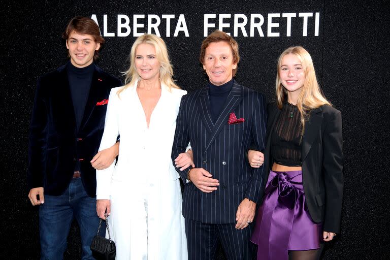 Benicio Gravier, Valeria Mazza, Alejandro Gravier y Taína Gravier posaron en familia en el marco de la Semana de la Moda de Milán, en febrero de este año