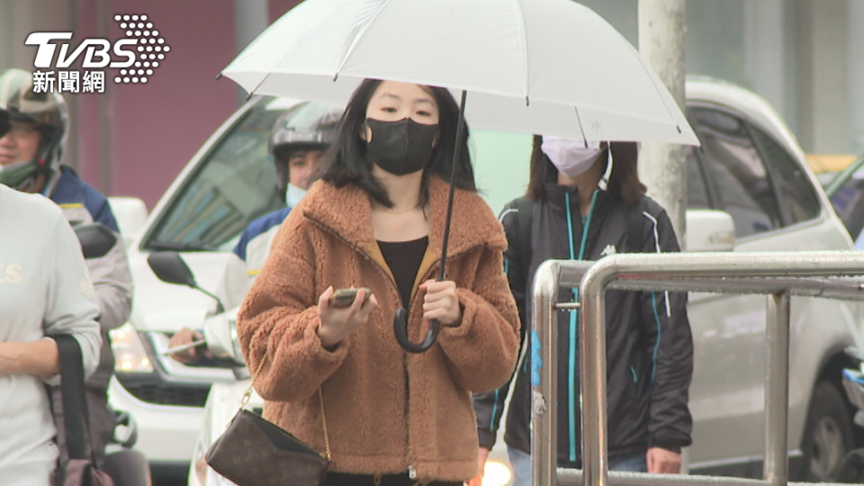 未來幾天持續有雨，民眾出門記得帶傘。（圖／TVBS資料畫面）