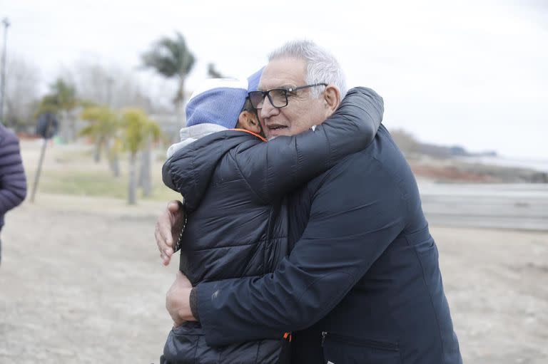 Fotos al sindicalista Pata Medina en su casa de Punta Lara luego de ser excarcelado