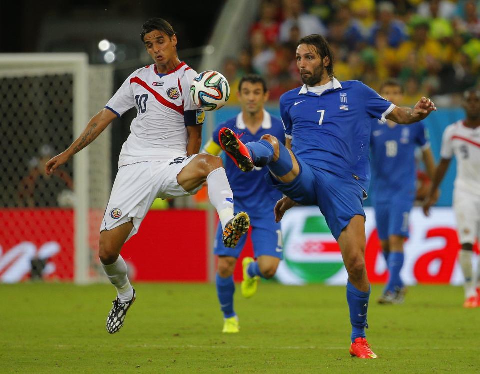 Greece's Giorgios Samaras (R) fights for the ball with Costa Rica's Bryan Ruiz during their 2014 World Cup round of 16 game at the Pernambuco arena in Recife June 29, 2014. The foul resulted a yellow card for Samaris , REUTERS/Brian Snyder