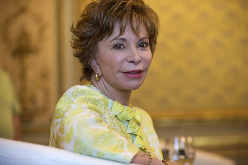 ARCHIVO - Isabel Allende posa en Madrid el 5 de junio de 2017. Han pasado 40 años desde que Allende publicó su primera novela, "La casa de los espíritus", y Penguin Random House anunció el miércoles 27 de julio de 2022 que planea celebrarlo con una edición conmemorativa que incluirá un prefacio de la autora chilena. (Foto AP/Francisco Seco, archivo)