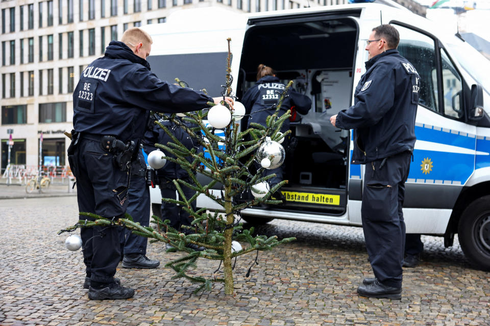 Das Opfer wird in Gewahrsam genommen: Berliner Polizisten mit der Spitze eines Weihnachtsbaums, welche Aktivsten der 