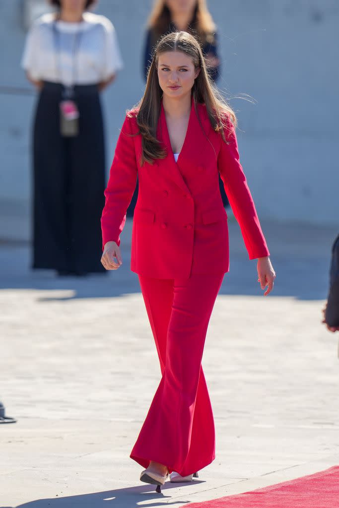 Princesa Leonor, con traje rojo y tacones