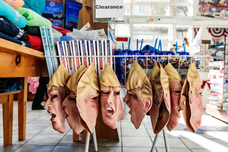 Máscaras con el rostro del presidente Donald Trump en liquidación en una tienda del centro de Washington, el martes 19 de enero de 2021. (Damon Winter/The New York Times)