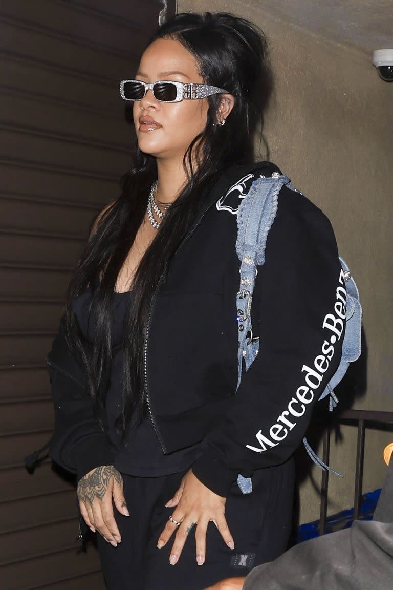Rihanna, de regreso en el estudio de grabación por tercera noche consecutiva en Los Ángeles. La cantante luce casual con una chaqueta negra, leggings y una camiseta negra