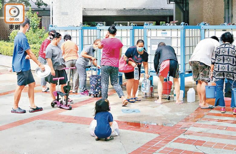 大量居民攜水桶等器皿到水車取水。（袁志豪攝）