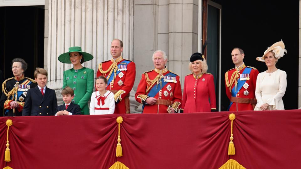 The royale family on the balcony