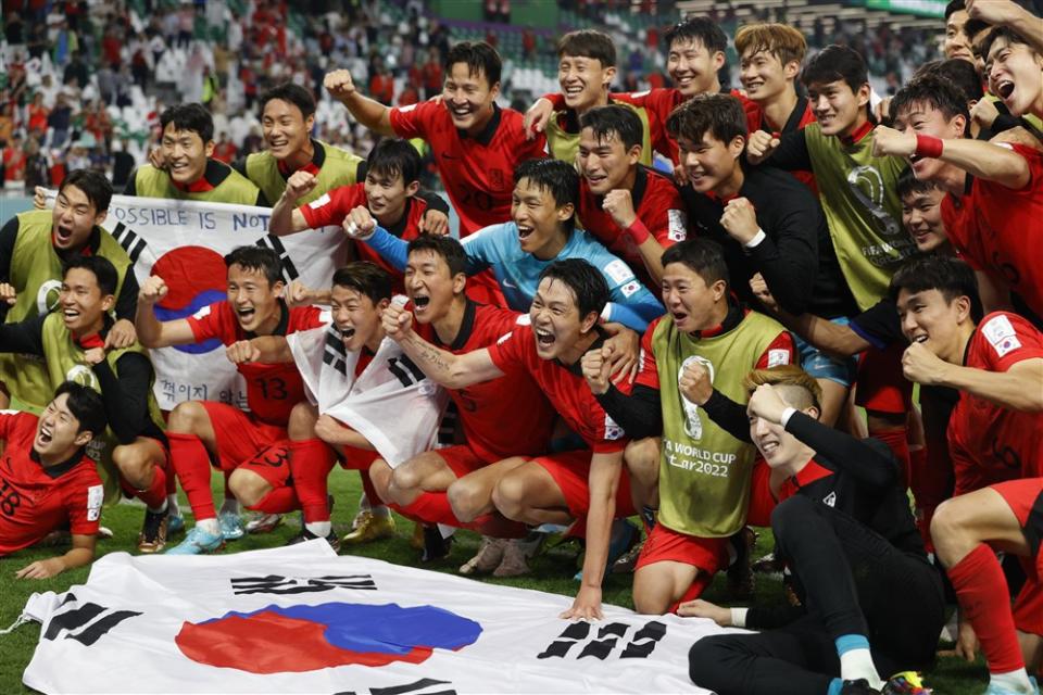南韓逆轉擊敗葡萄牙，以H組第二晉級16強。（歐新社）